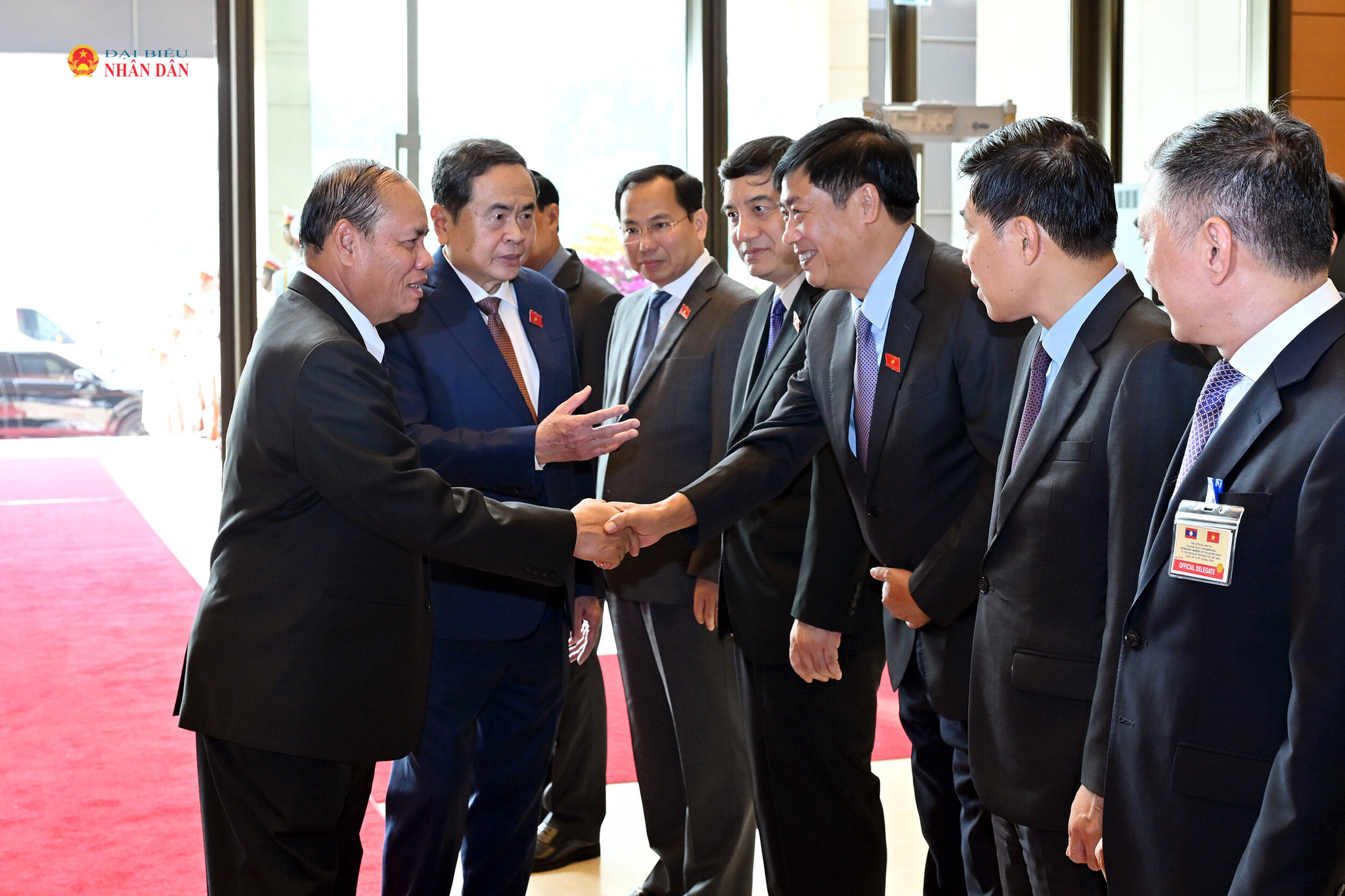 Chủ tịch Quốc hội Trần Thanh Mẫn giới thiệu với Thường trực Ban Bí thư Trung ương Đảng Nhân dân Cách mạng Lào Vilay Lakhamphong thành viên Đoàn Việt Nam dự cuộc tiếp.2