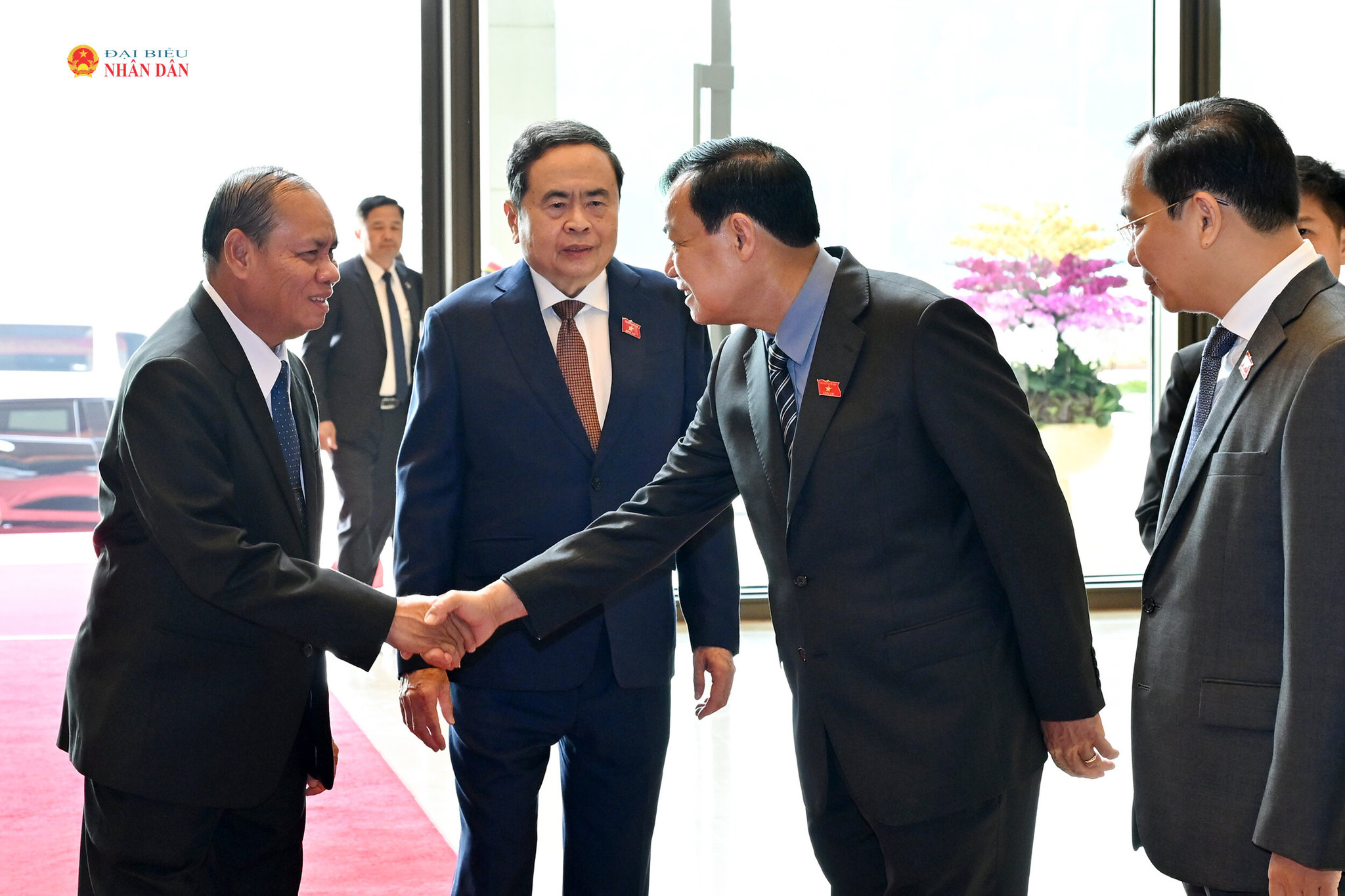 Chủ tịch Quốc hội Trần Thanh Mẫn giới thiệu với Thường trực Ban Bí thư Trung ương Đảng Nhân dân Cách mạng Lào Vilay Lakhamphong thành viên Đoàn Việt Nam dự cuộc tiếp.1