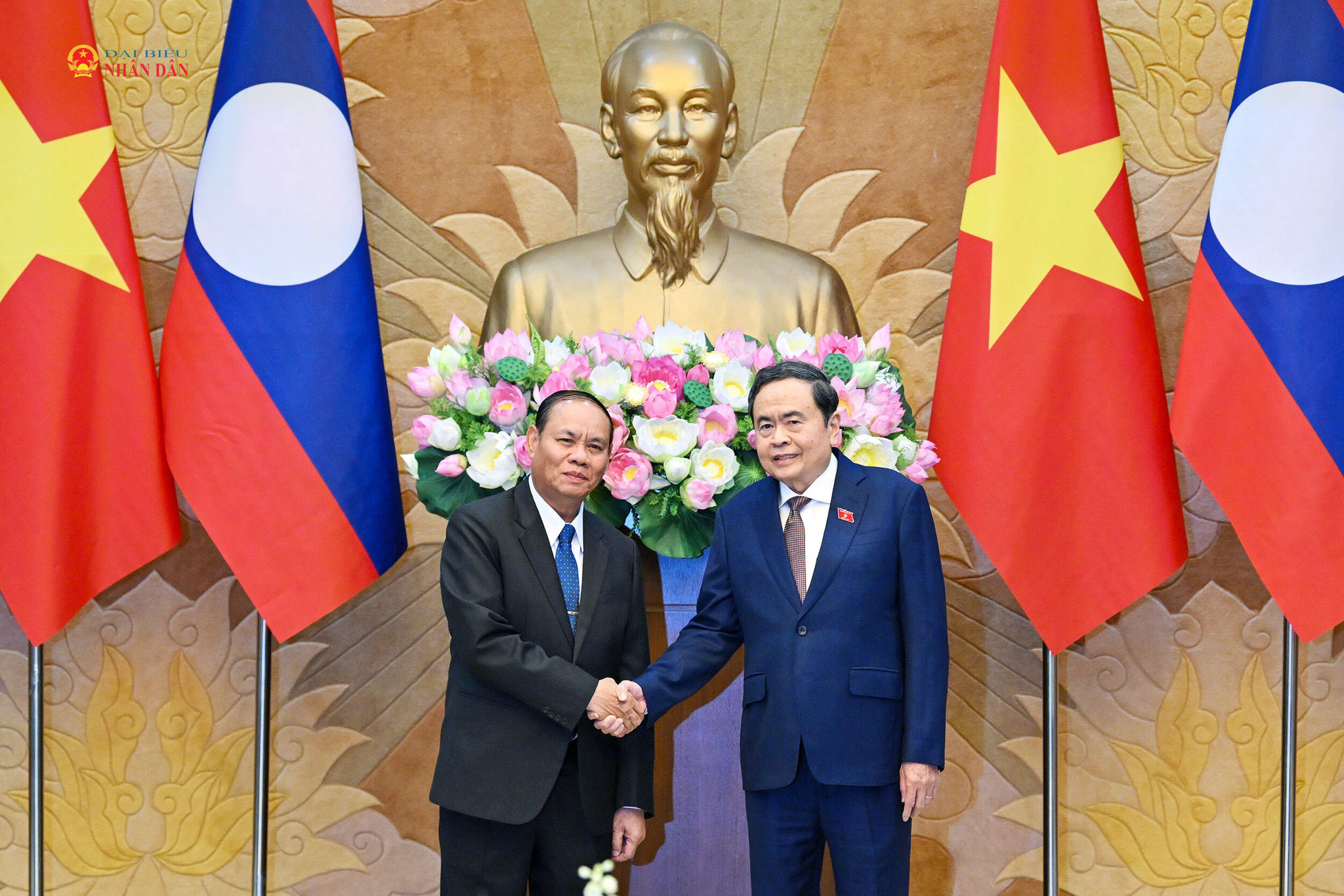 Chủ tịch Quốc hội Trần Thanh Mẫn và Thường trực Ban Bí thư Trung ương Đảng Nhân dân Cách mạng Lào Vilay Lakhamphong