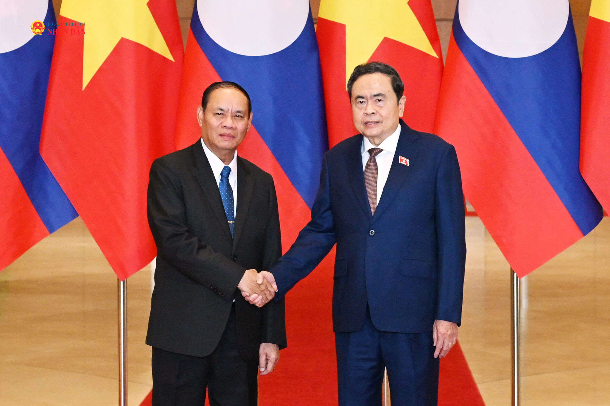Chủ tịch Quốc hội Trần Thanh Mẫn và Thường trực Ban Bí thư Trung ương Đảng Nhân dân Cách mạng Lào Vilay Lakhamphong