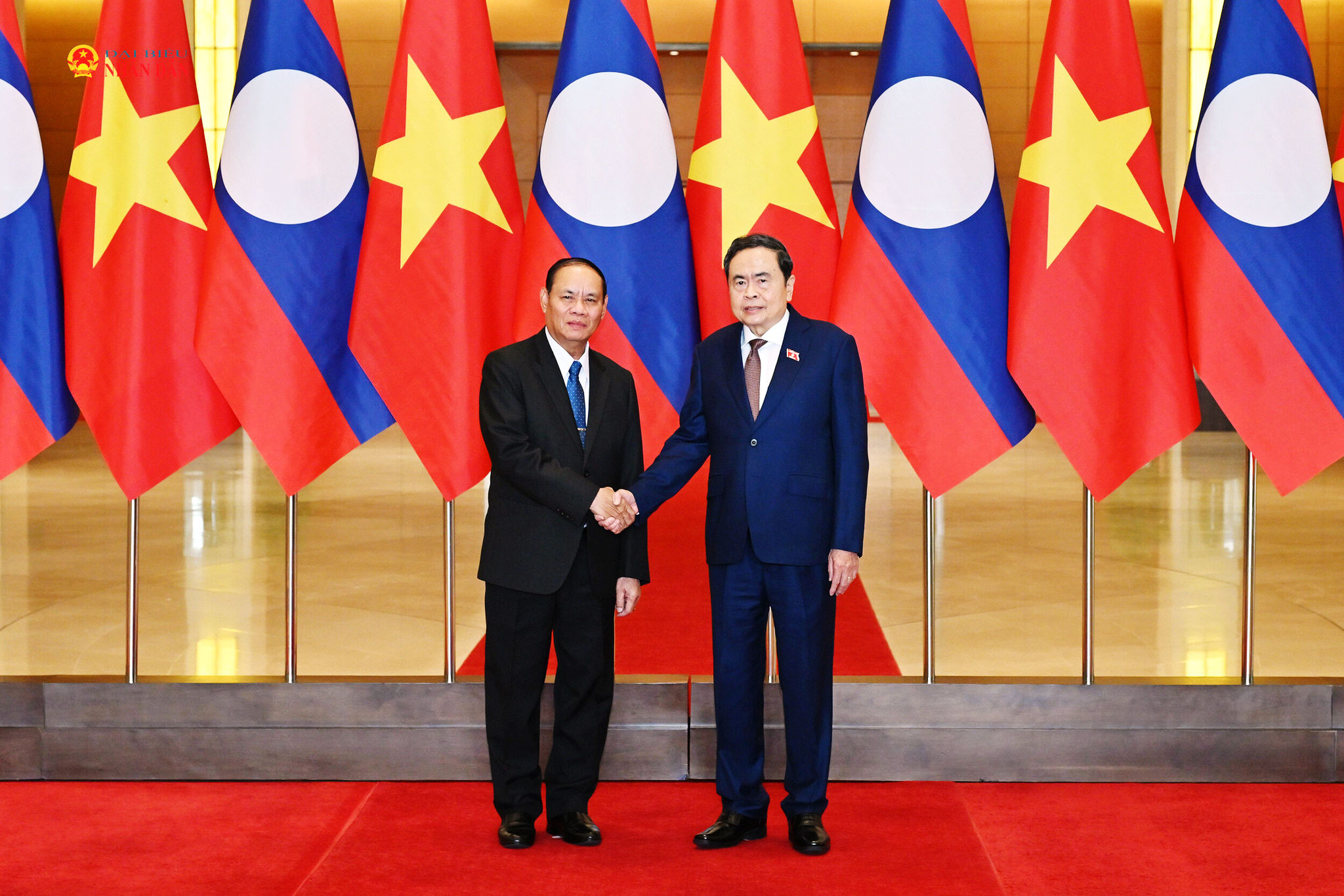 Chủ tịch Quốc hội Trần Thanh Mẫn và Thường trực Ban Bí thư Trung ương Đảng Nhân dân Cách mạng Lào Vilay Lakhamphong
