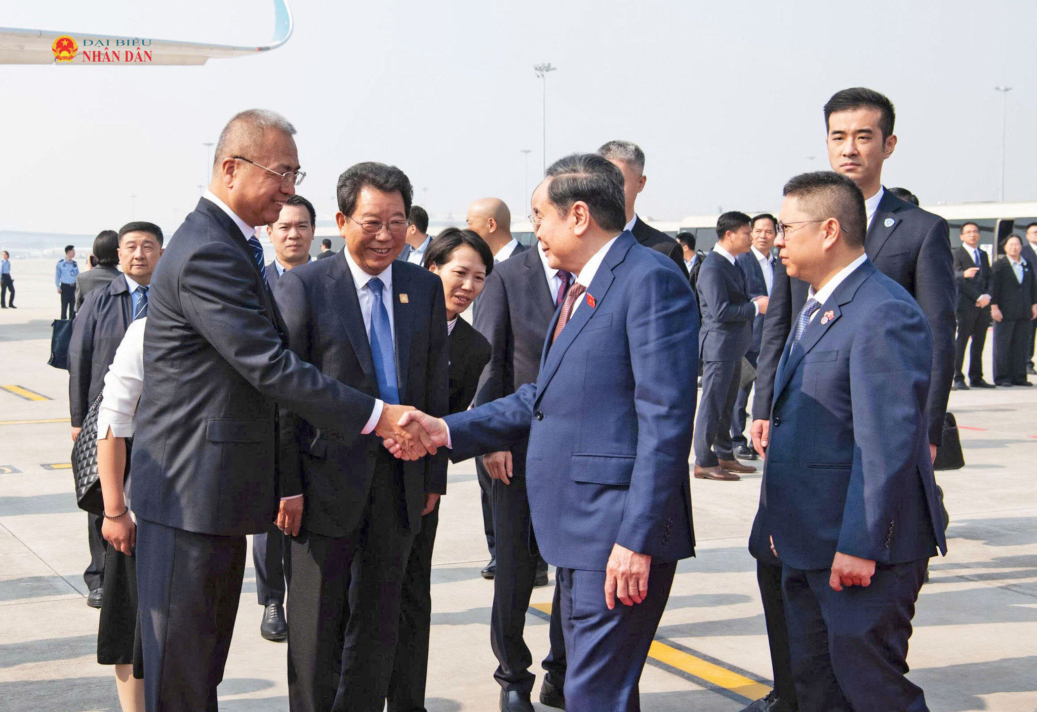 Lãnh đạo tỉnh Thiểm Tây tiễn Chủ tịch Quốc hội Trần Thanh Mẫn và Đoàn đại biểu cấp cao Việt Nam tại sân bay Hàm Dương Tây An