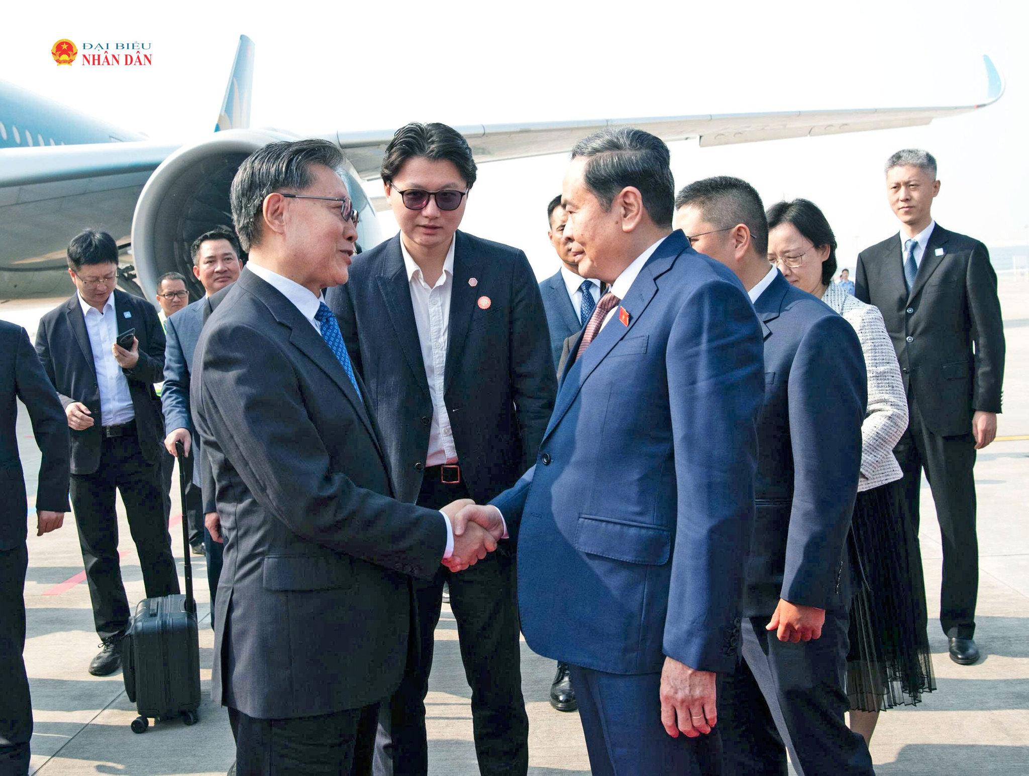 Phó Ủy viên trưởng Ủy ban Thường vụ Nhân đại toàn quốc Trung Quốc Vương Đông Minh tiễn Chủ tịch Quốc hội Trần Thanh Mẫn và Đoàn đại biểu cấp cao Việt Nam tại sân bay Hàm Dương Tây An