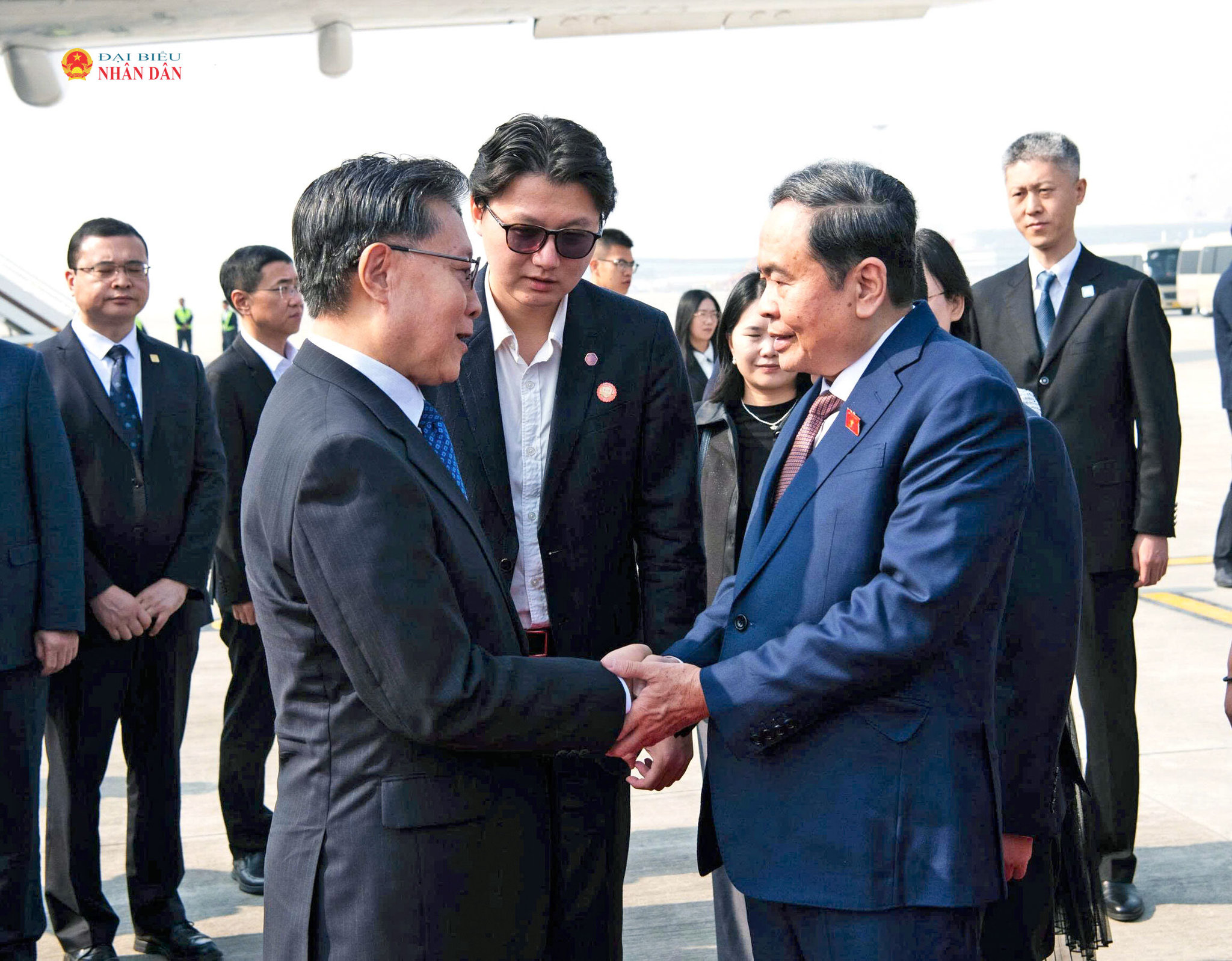 Phó Ủy viên trưởng Ủy ban Thường vụ Nhân đại toàn quốc Trung Quốc Vương Đông Minh tiễn Chủ tịch Quốc hội Trần Thanh Mẫn và Đoàn đại biểu cấp cao Việt Nam tại sân bay Hàm Dương Tây An