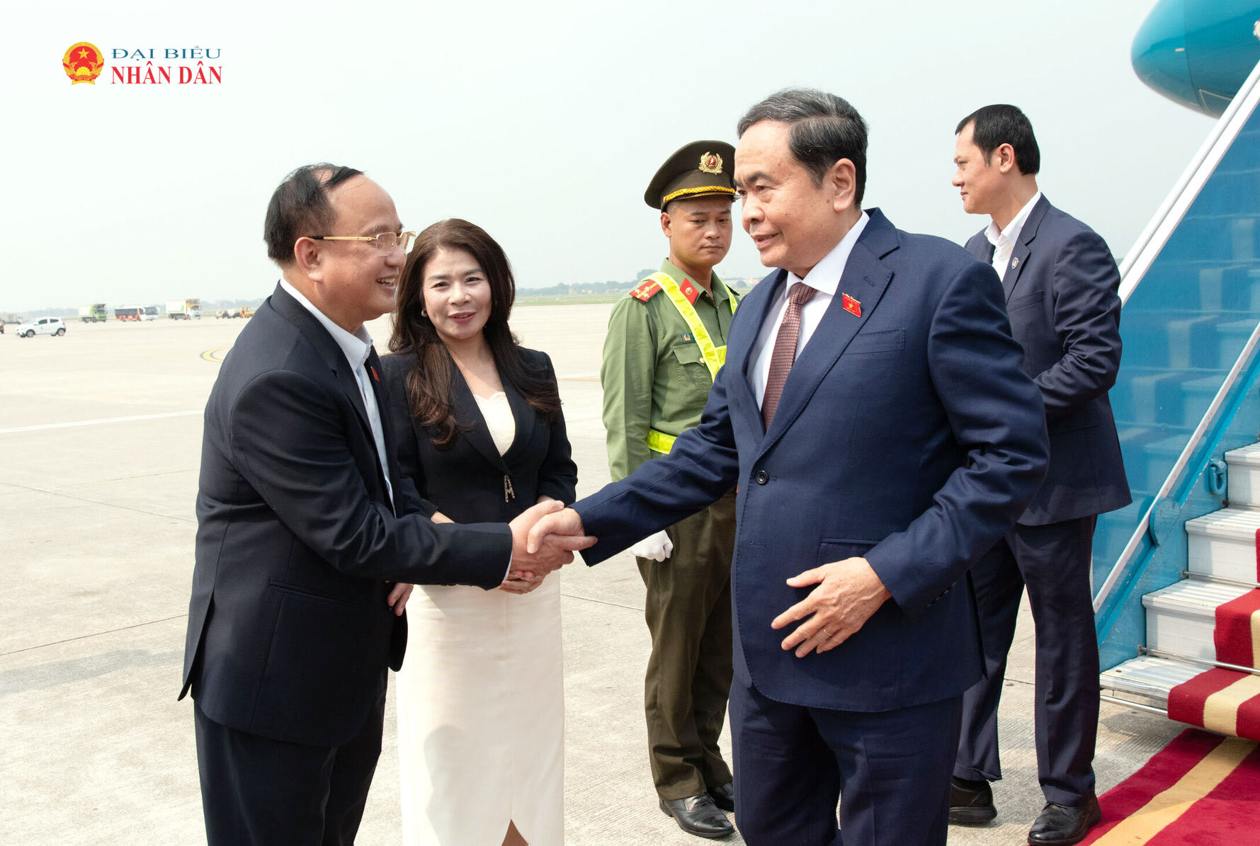 Đại diện Thường trực Ủy ban Quốc phòng, An ninh và Đối ngoại và Lãnh đạo Văn phòng Quốc hội đón Chủ tịch Quốc hội Trần Thanh Mẫn và Đoàn đại biểu cấp cao Việt Nam tại sân bay Quốc tế Nội Bài