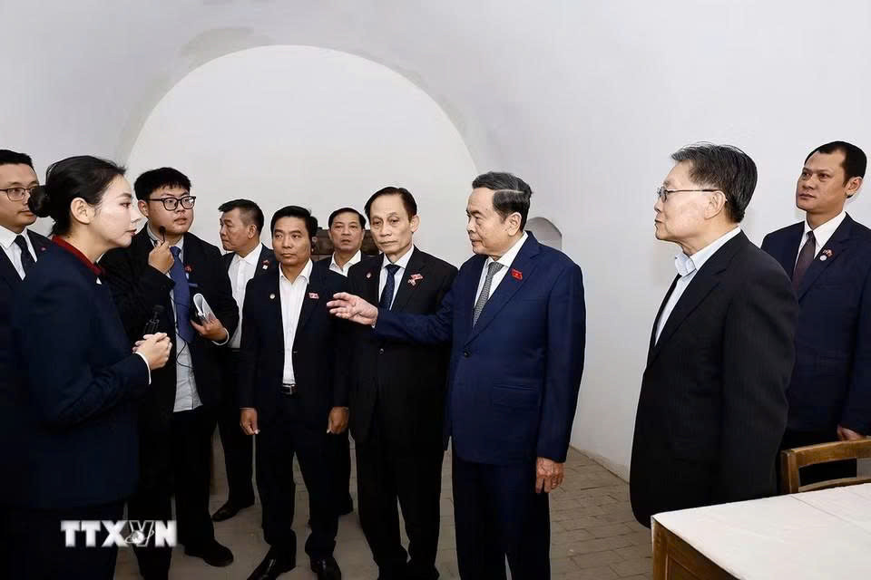 Chủ tịch Quốc hội Trần Thanh Mẫn và Đoàn đại biểu cấp cao Việt Nam thăm nơi ở của Chủ tịch Hồ Chí Minh trong thời gian hoạt động cách mạng ở Trung Quốc, tại Khu di tích Tảo Viên