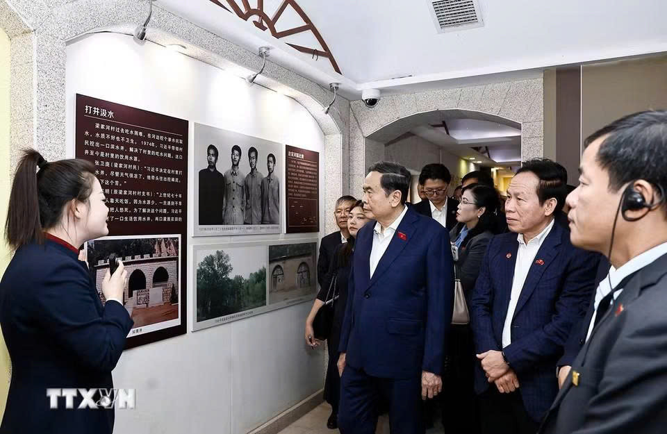 Chủ tịch Quốc hội Trần Thanh Mẫn và đoàn tham quan bảo tàng, nơi ở của đồng chí Tập Cận Bình trong thời kỳ đồng chí công tác tại Lương Gia Hà