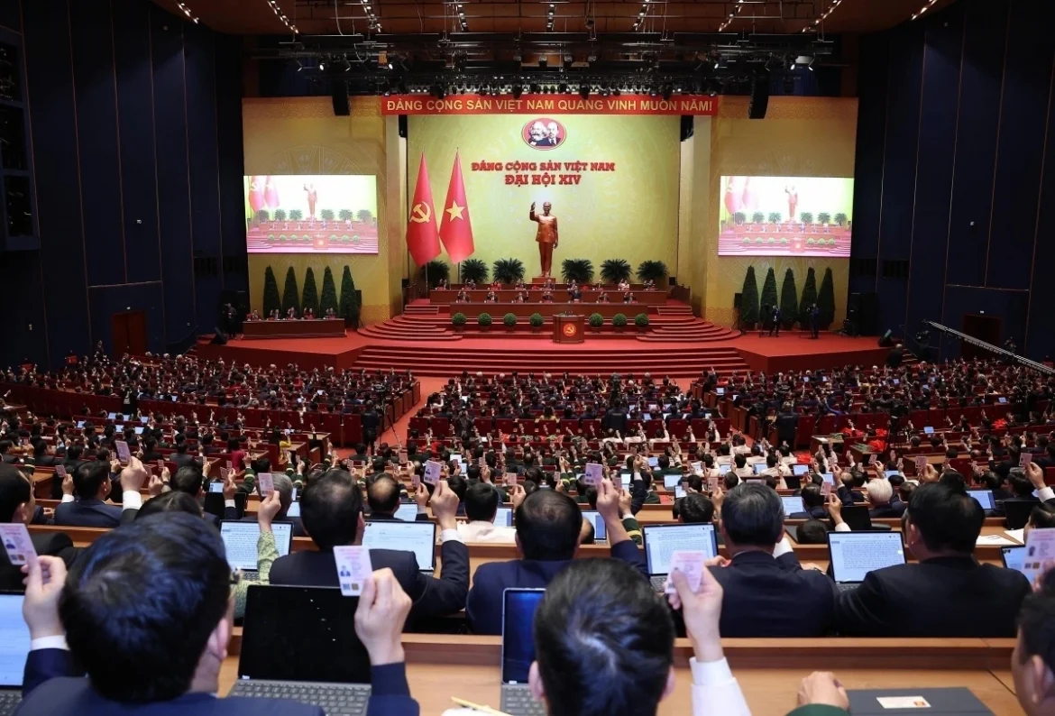 Đại biểu biểu quyết thông qua Nghị quyết Đại hội XIV của Đảng. Ảnh: Ngọc Hoà