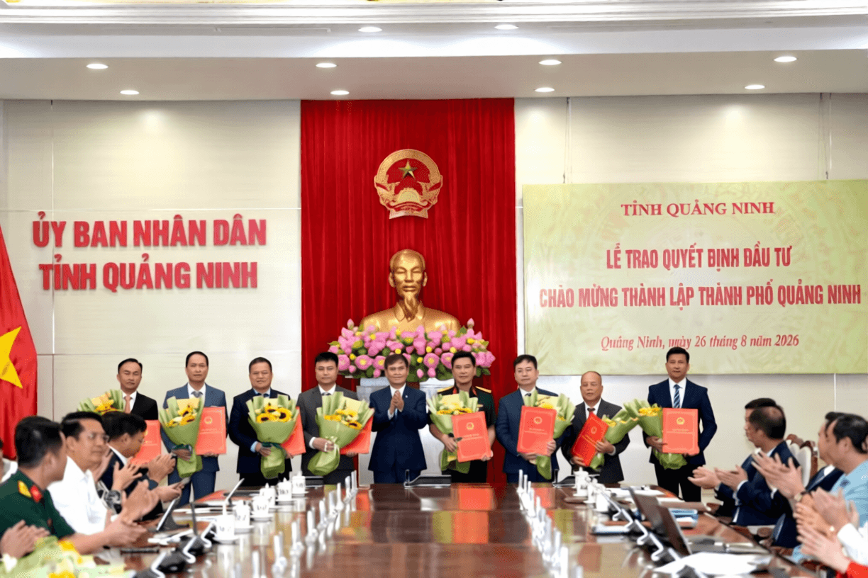 Phó Bí thư Tỉnh ủy, Chủ tịch UBND thành phố Bùi Văn Khắng trao Quyết định chấp thuận chủ trương đầu tư, giấy chứng nhận đăng ký đầu tư và quyết định thành lập cụm công nghiệp cho các nhà đầu tư