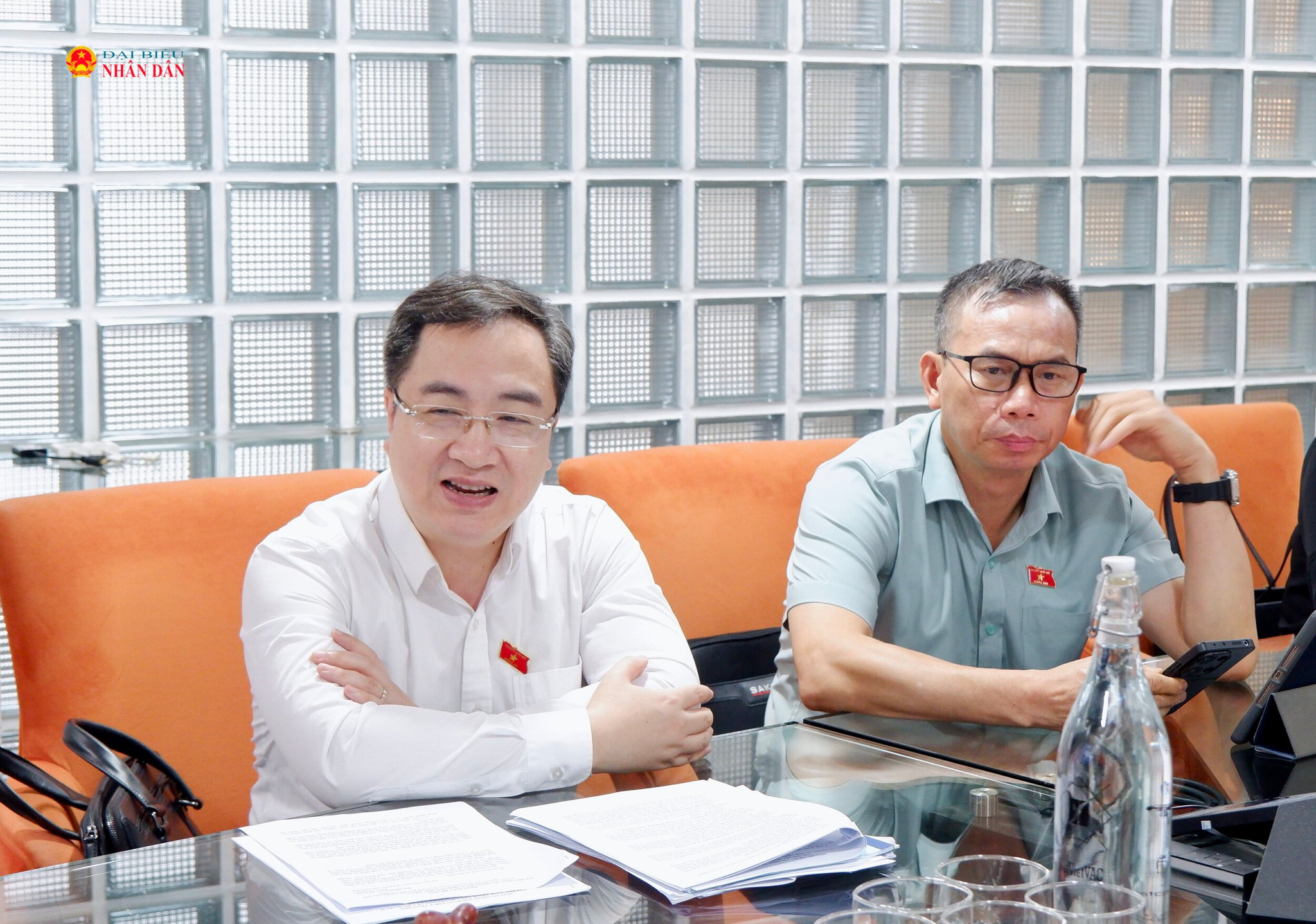 Phó Chủ nhiệm Ủy ban Văn hóa và Xã hội Đặng Xuân Phương trao đổi tại cuộc làm việc