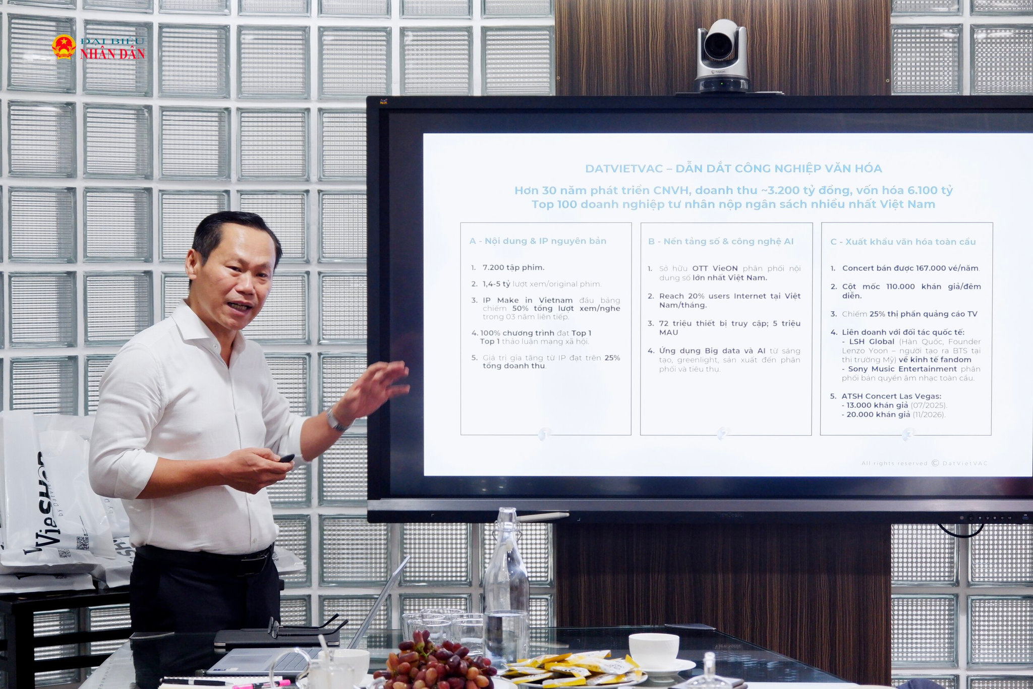 Giám đốc pháp lý Công ty Cổ phần DatViet VAC Group Holdings Đoàn Đức Dương báo cáo tại cuộc làm việc