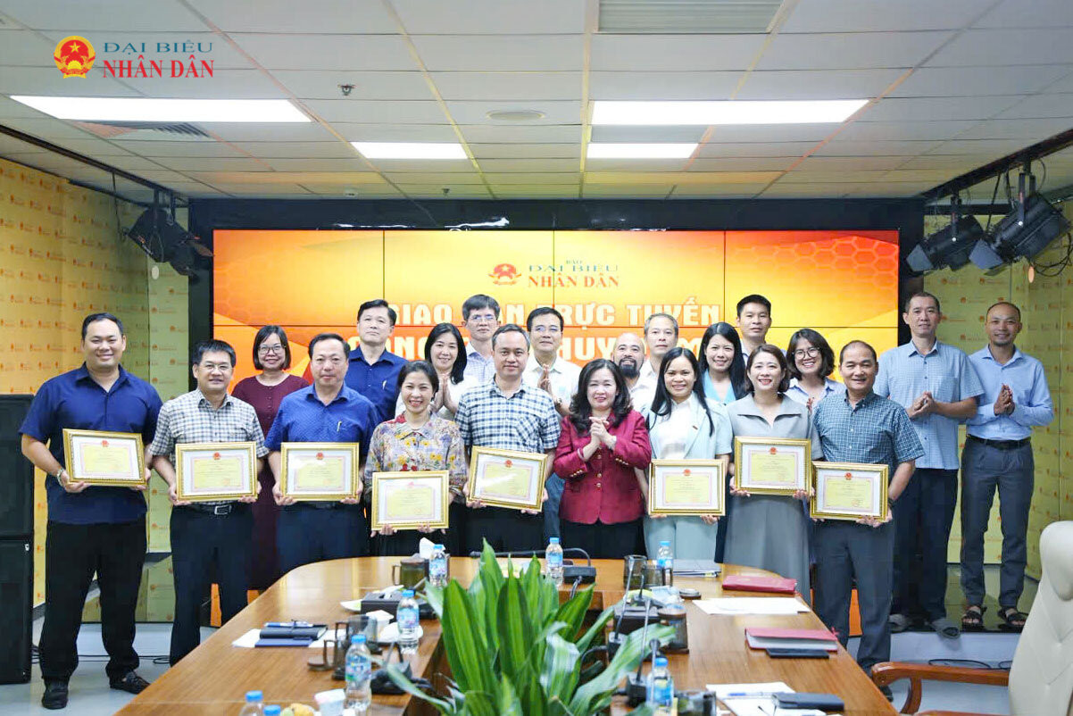 Bí thư Đảng ủy, Tổng Biên tập Báo Đại biểu Nhân dân Phạm Thị Thanh Huyền, lãnh đạo Báo và lãnh đạo ban chuyên môn chụp ảnh lưu niệm cùng đại diện các tập thể, cá nhân được khen thưởng