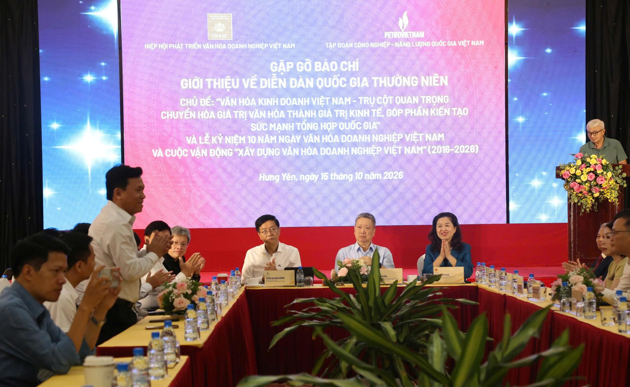 Các đại biểu trao đổi tại gặp gỡ báo chí