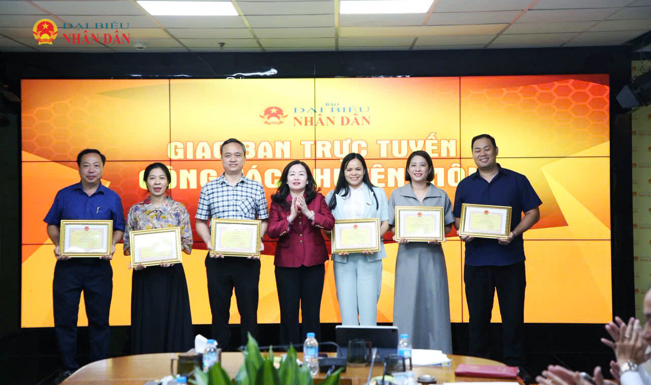 Bí thư Đảng ủy, Tổng Biên tập Báo Đại biểu Nhân dân Phạm Thị Thanh Huyền tặng khen thưởng cho các cá nhân có thành tích xuất sắc trong công tác phục vụ Hội nghị Cộng tác viên toàn quốc Báo Đại biểu Nhân dân năm 2026