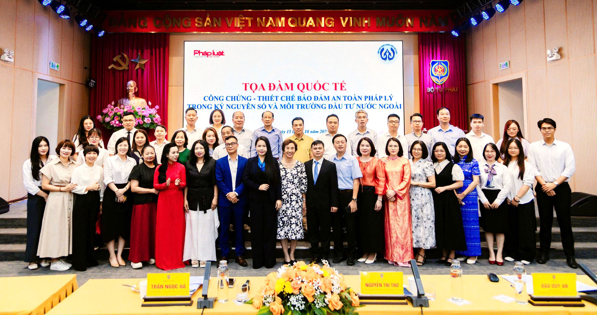 Các đại biểu tham dự tọa đàm chụp ảnh lưu niệm