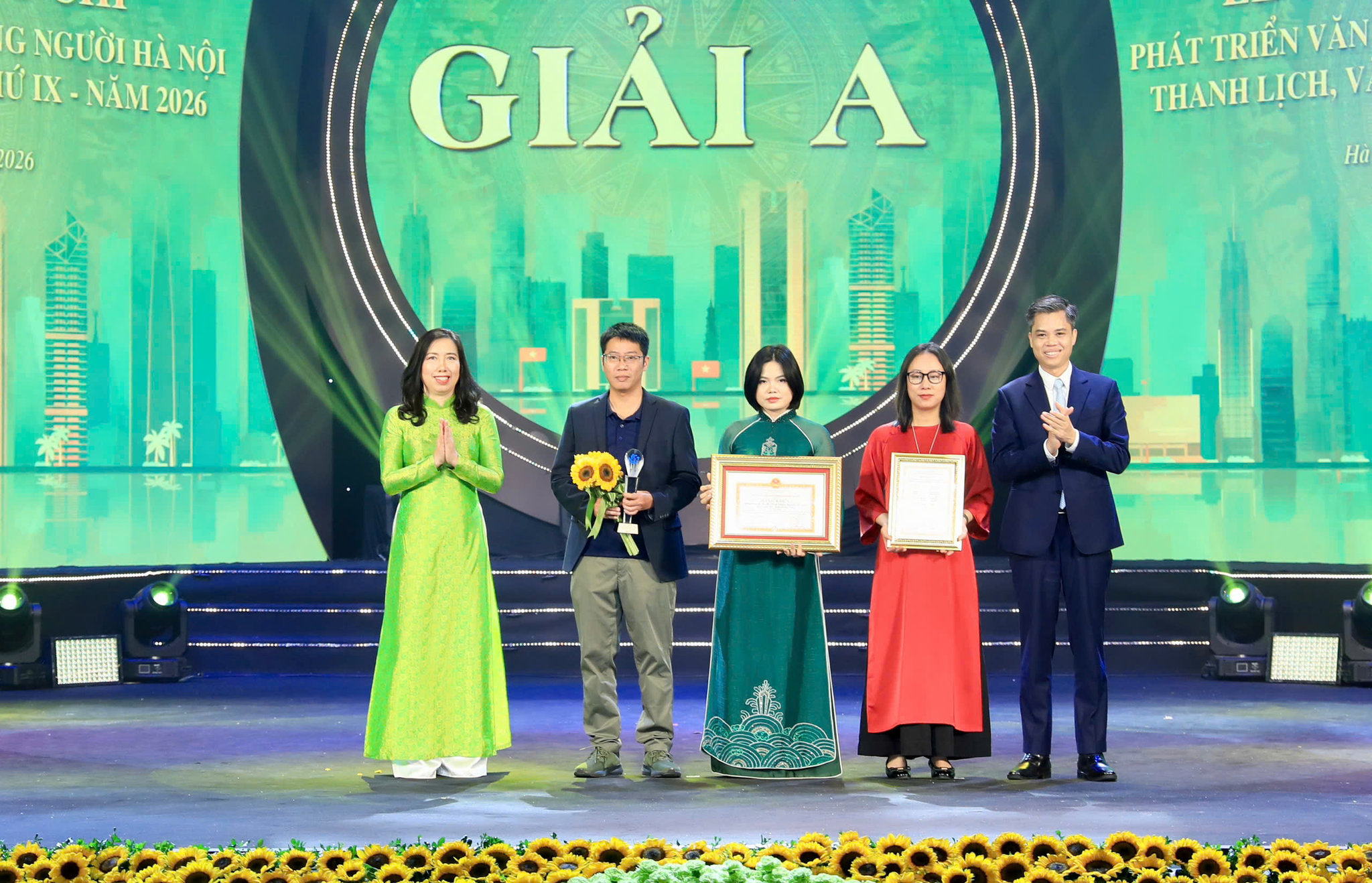 Phó Trưởng ban Tuyên giáo Trung ương Nguyễn Văn Chiến và Thứ trưởng Bộ Ngoại giao Lê Thị Thu Hằng trao giải A cho các tác giả, nhóm tác giả đoạt giải