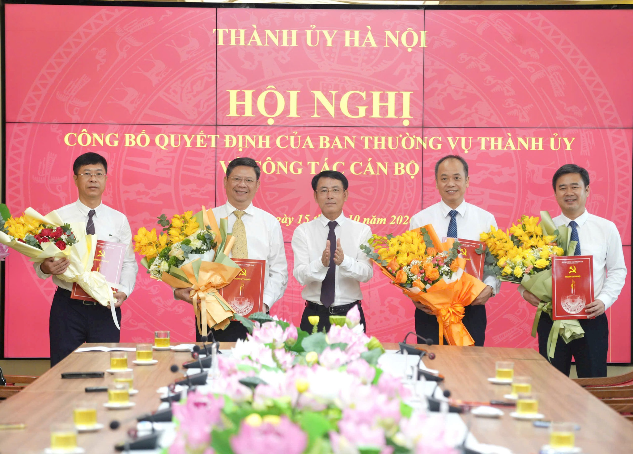 Phó Bí thư Thường trực Thành ủy Hà Nội Nguyễn Trọng Đông trao quyết định và tặng hoa chúc mừng các đồng chí nhận nhiệm vụ mới