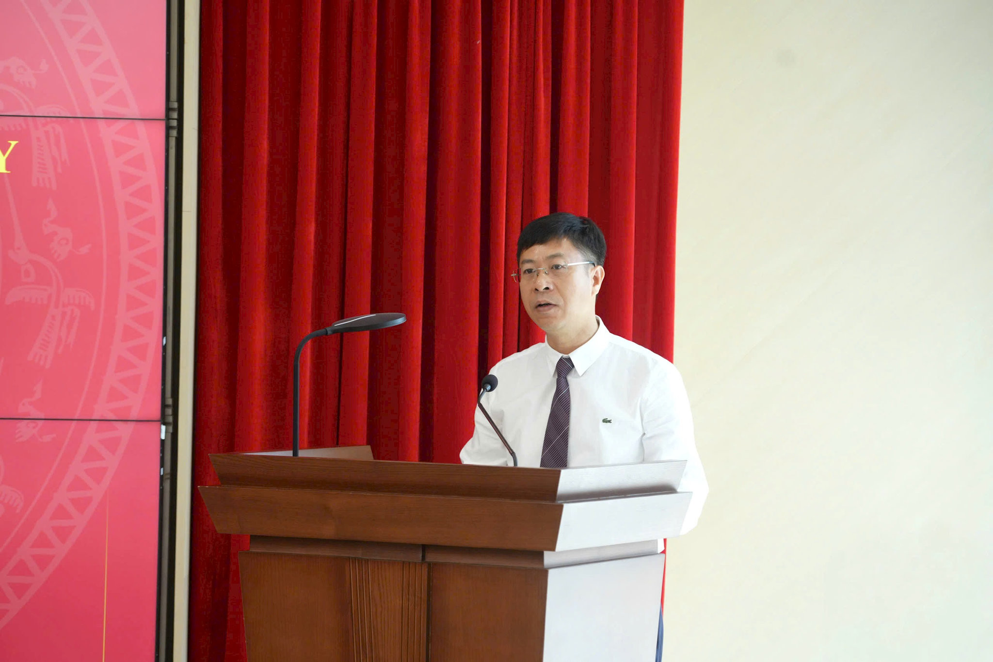 Đồng chí Phan Thanh Quang thay mặt các đồng chí nhận nhiệm vụ mới phát biểu tại hội nghị