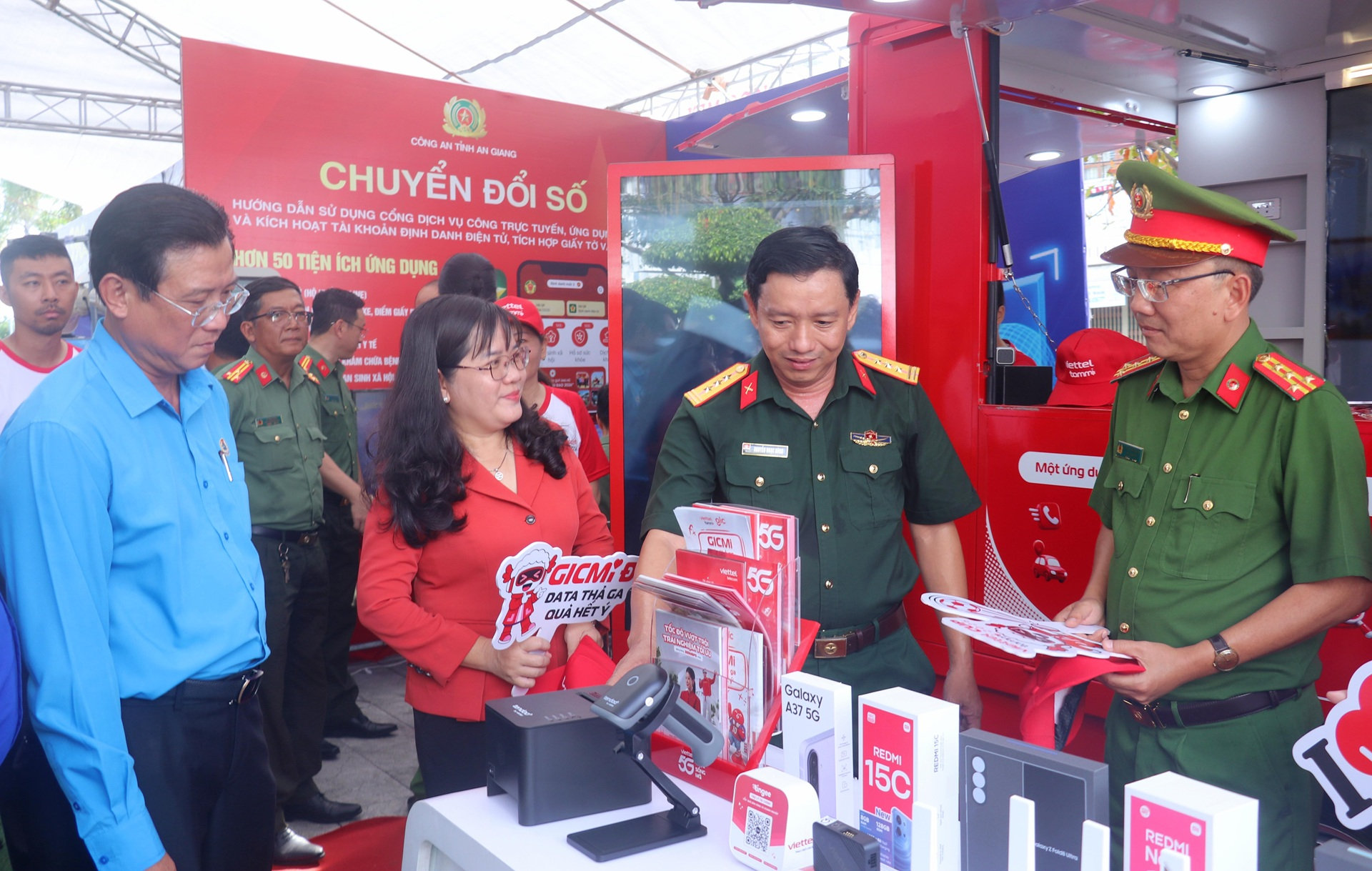Đại biểu tham quan không gian trưng bày của các doanh nghiệp công nghệ tại buổi lễ