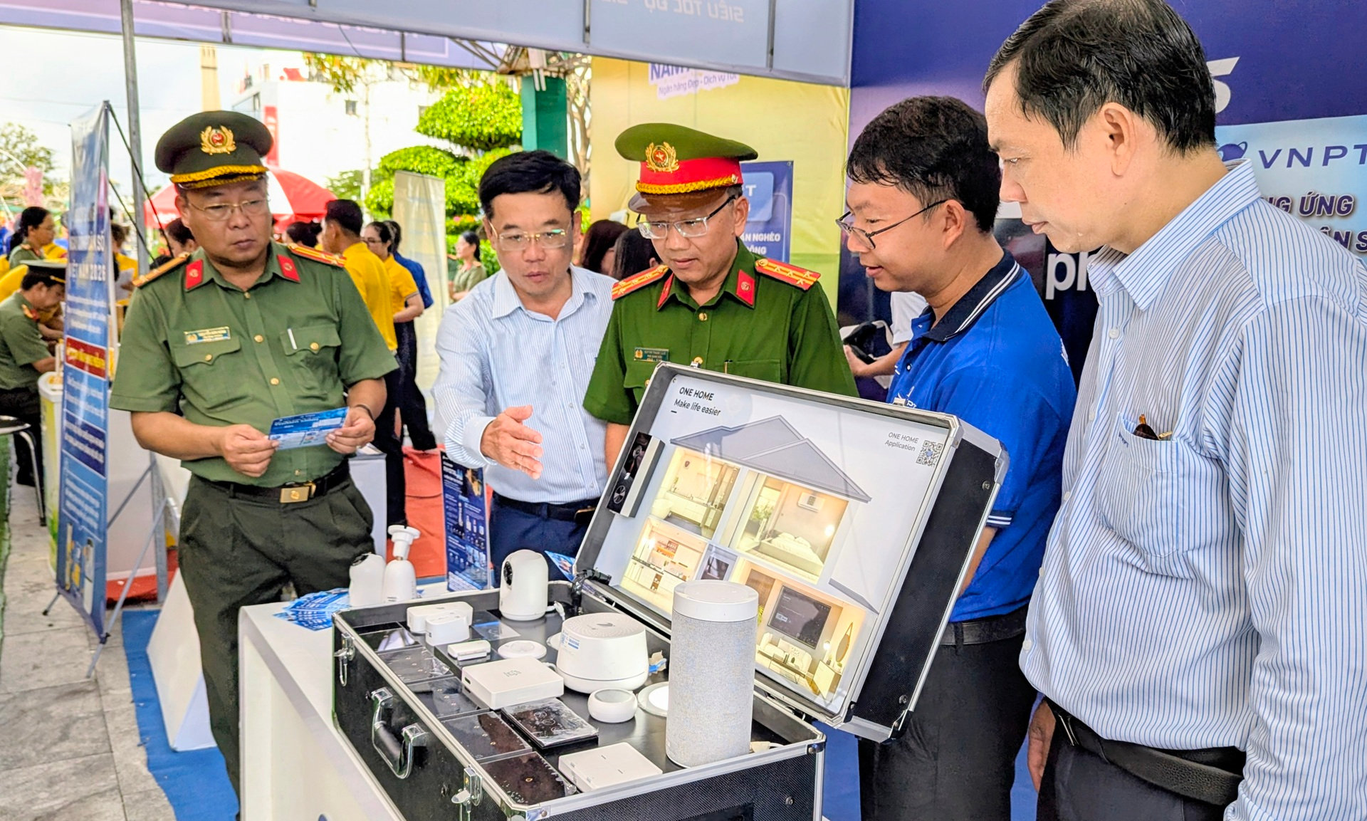 Tại chương trình, người dân được giới thiệu, trải nghiệm các nền tảng, sản phẩm và giải pháp số phục vụ học tập, công việc và đời sống