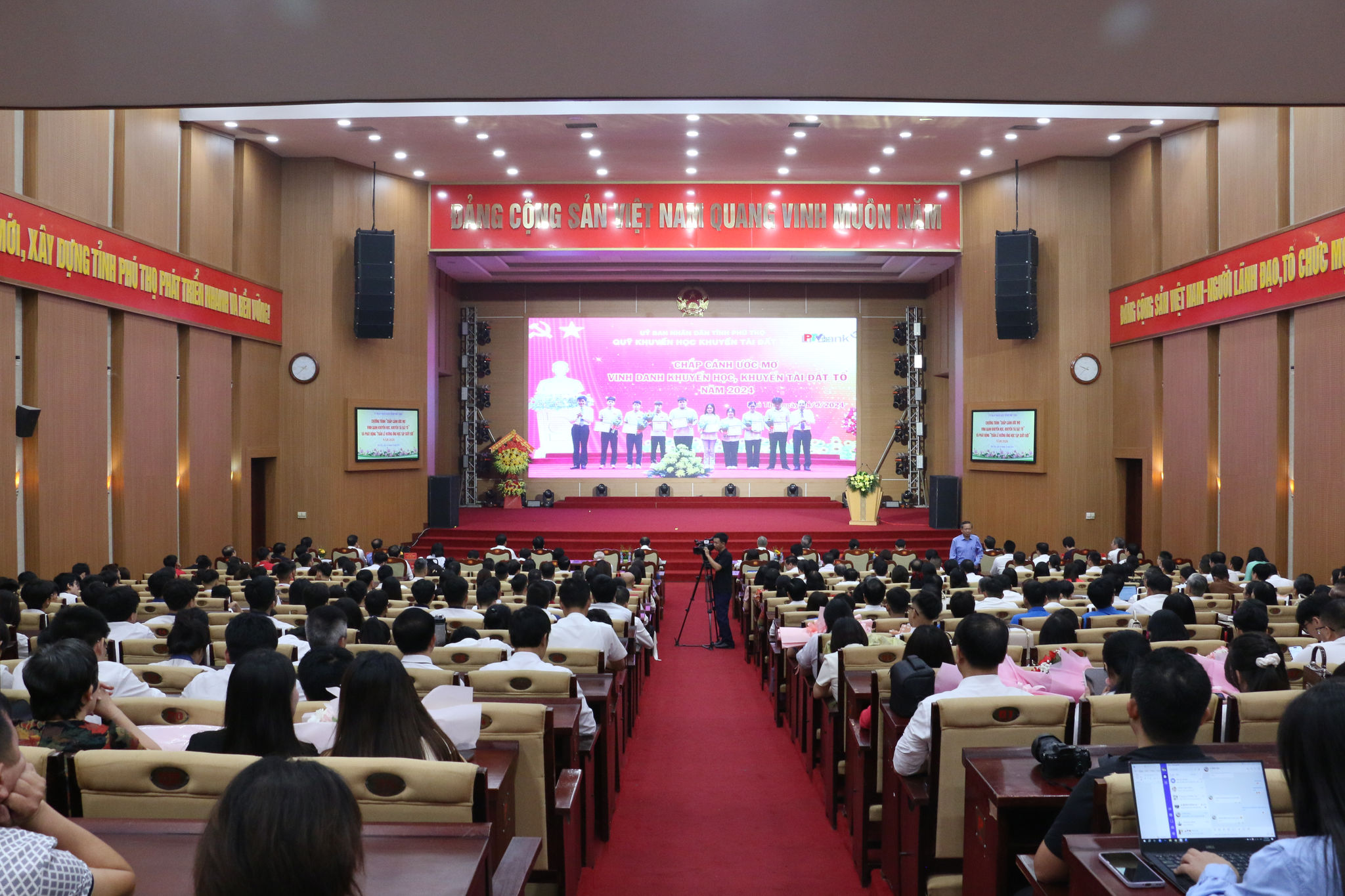 Sự kiện thu hút nhiều đại biểu, thầy cô giáo, các em học sinh tham dự