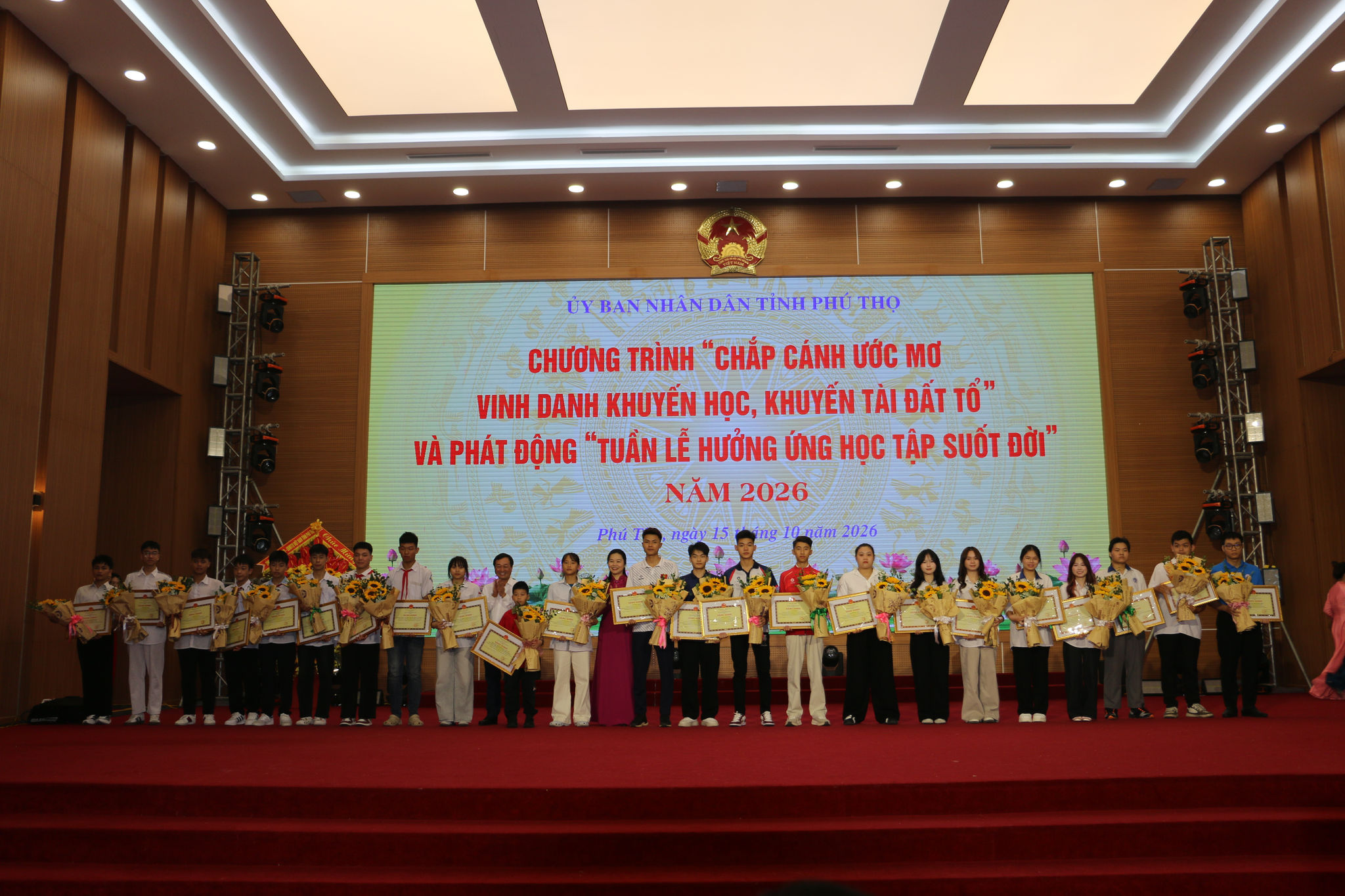Các em học sinh vinh dự được vinh danh và khen thưởng