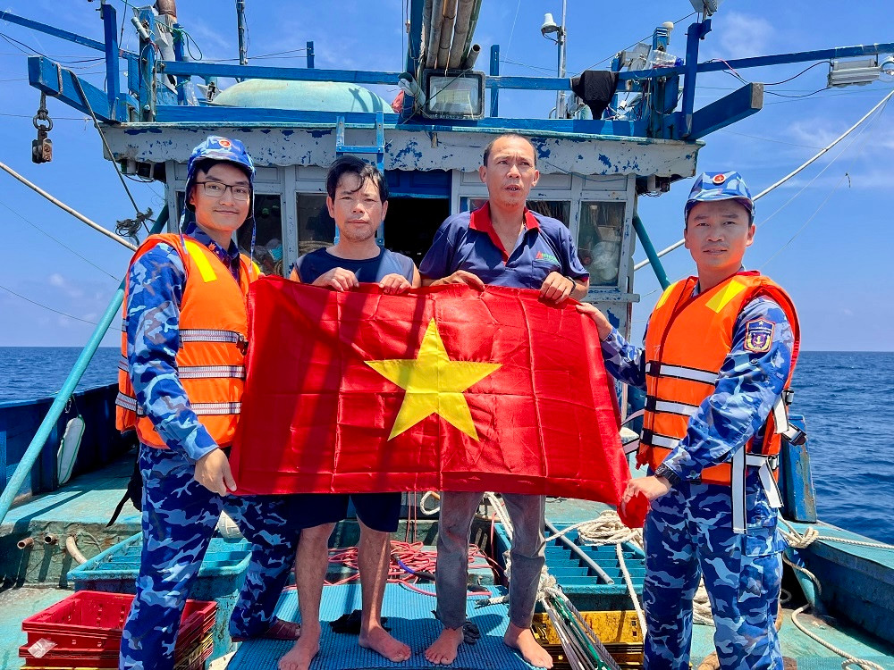 Cán bộ, chiến sĩ tàu 364 Cảnh sát biển Việt Nam tuyên truyền pháp luật, tặng cờ Tổ quốc cho ngư dân trên biển