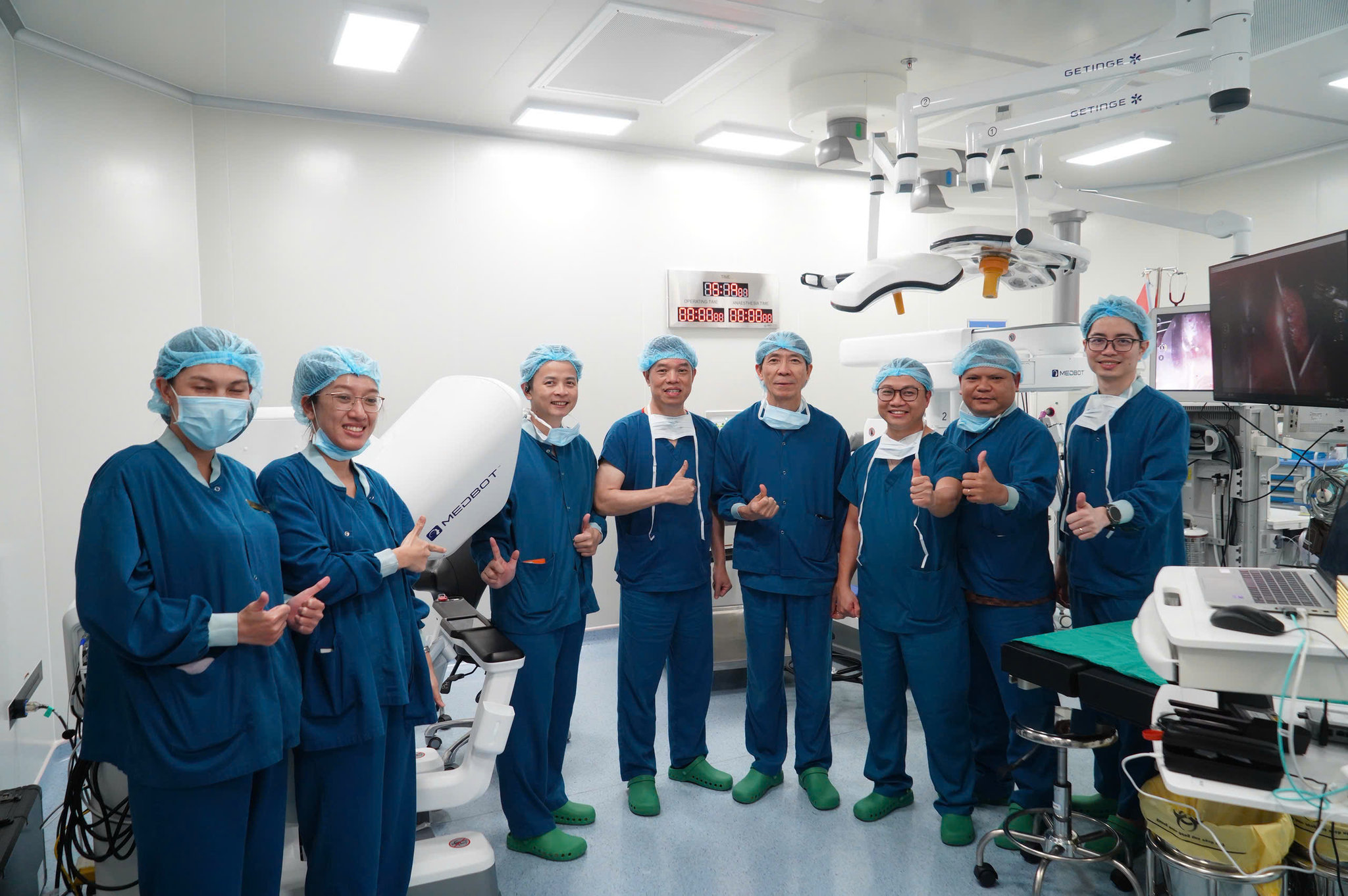 PGS.TS.BS Lê Văn Thành cùng ê-kíp y bác sĩ bên hệ thống phẫu thuật robot tại Bệnh viện Đa khoa Quốc tế Vinmec Cần Thơ