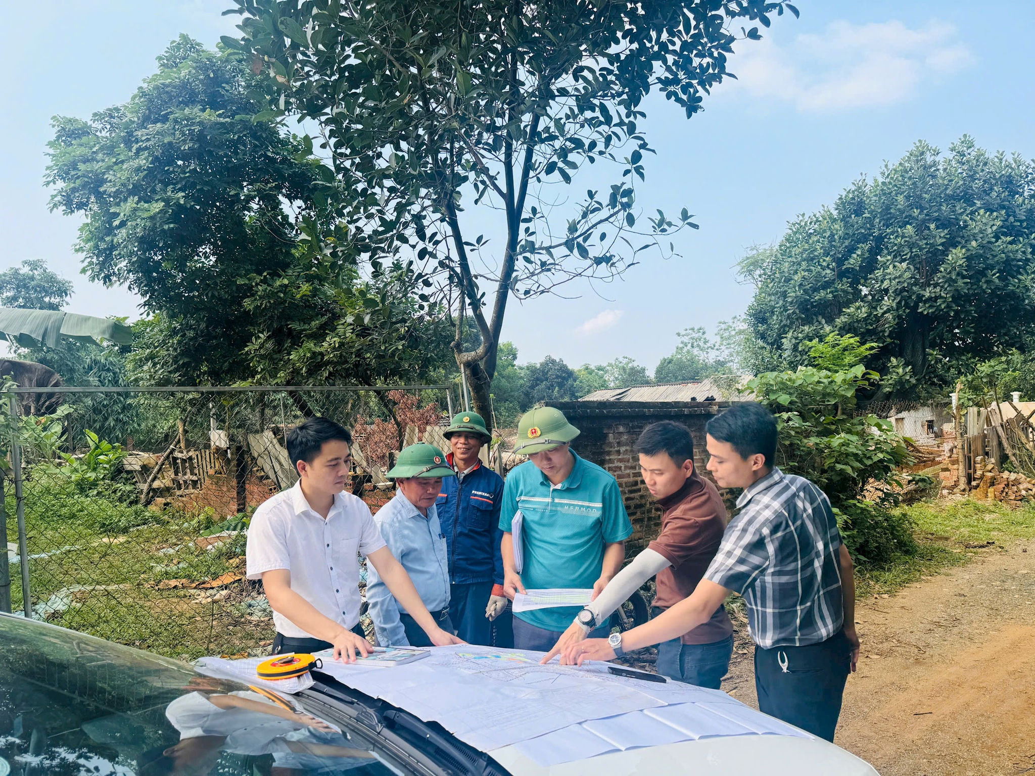 Kiểm đếm GPMB dự án Khu Công nghệ cao Hòa Lạc tại thôn 1, xã Hòa Lạc. Ảnh- TH