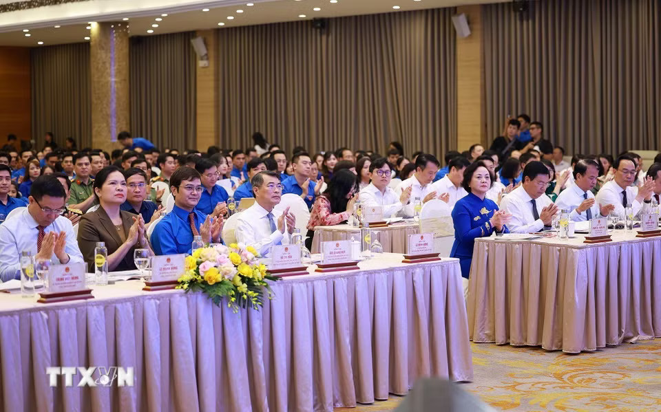 Thủ tướng Lê Minh Hưng và các đại biểu tham dự đối thoại với thanh niên năm 2026