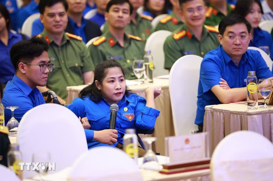 Đại diện thanh niên đặt câu hỏi đối thoại với Thủ tướng Chính phủ Lê Minh Hưng và lãnh đạo các bộ, ngành