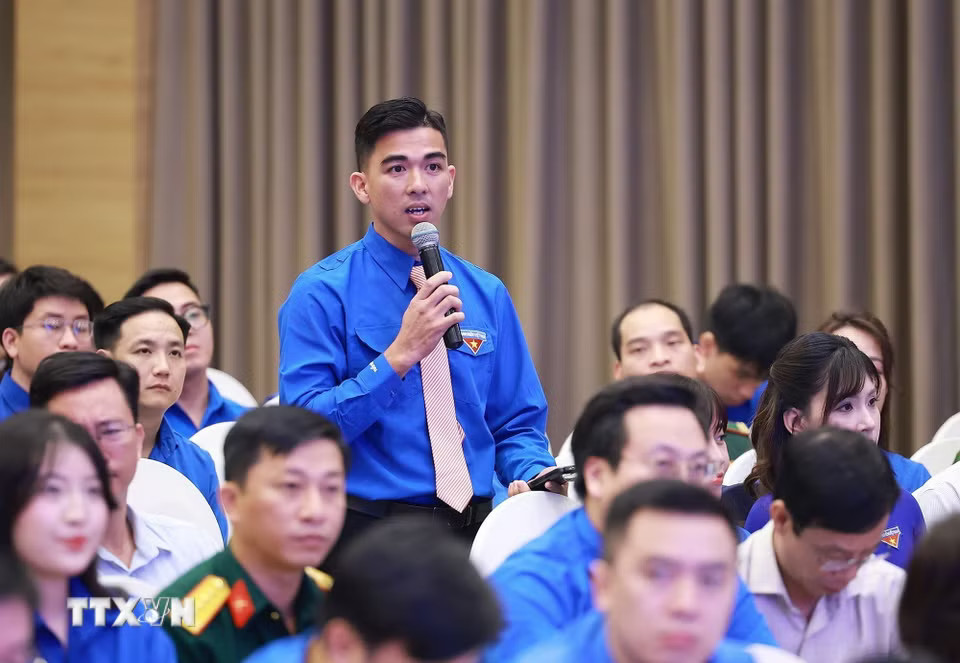 Đại diện thanh niên đặt câu hỏi đối thoại với Thủ tướng Chính phủ Lê Minh Hưng và lãnh đạo các bộ, ngành