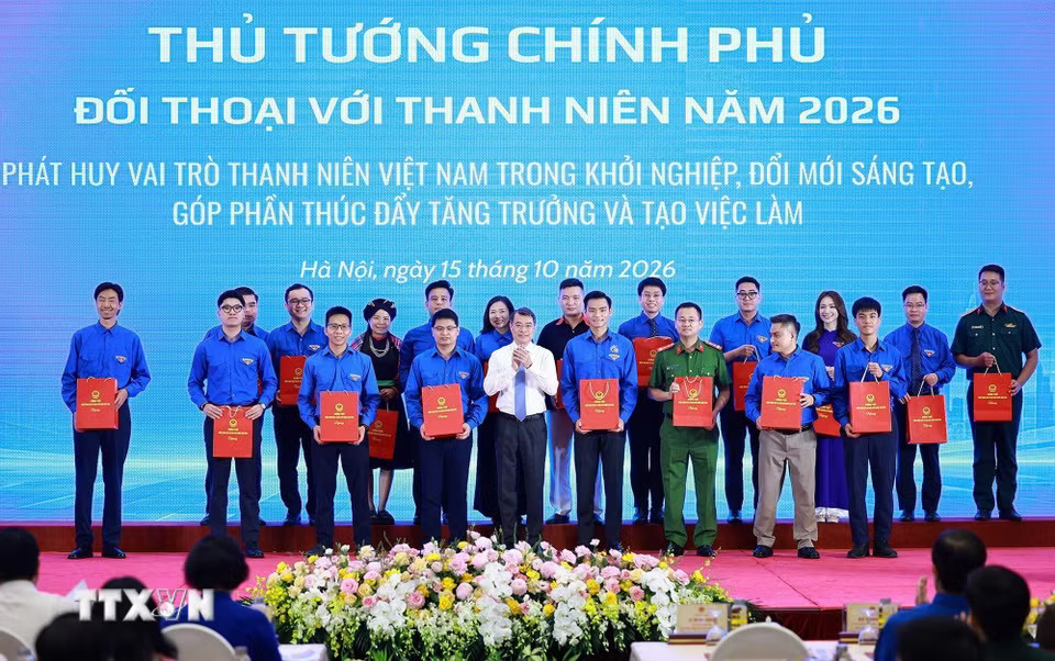 Thủ tướng Lê Minh Hưng tặng quà động viên các thanh niên tiêu biểu