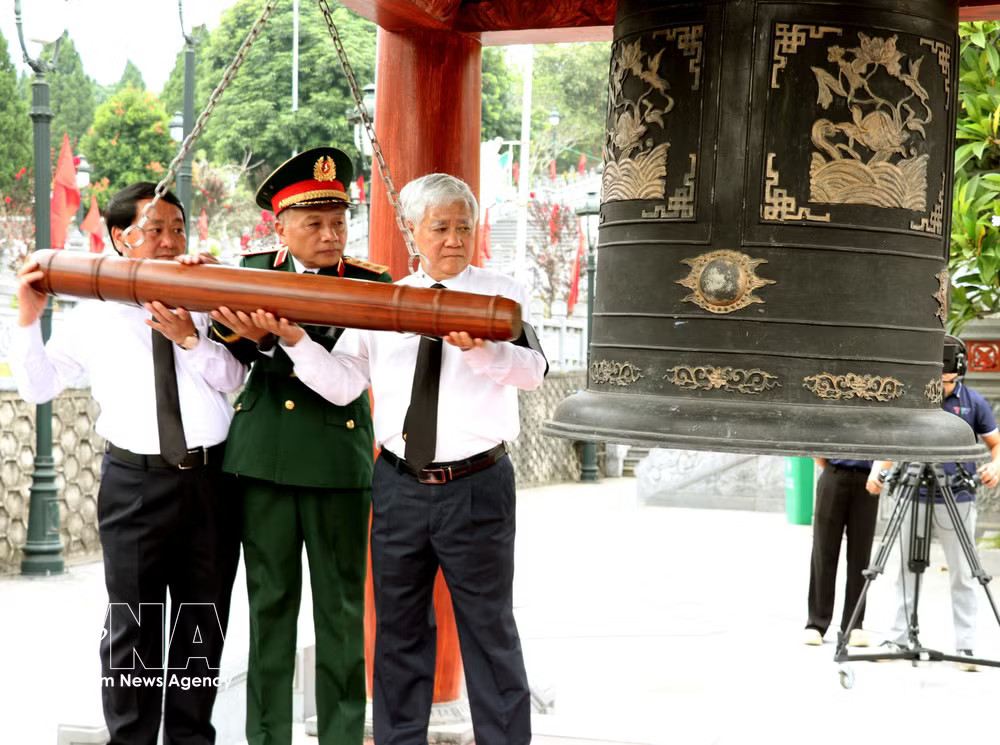 National Assembly Standing Vice President Do Van Chien and other delegates ring the memorial bell to pay tribute to fallen soldiers (Photo: VNA) vnanet-vx2.jpg