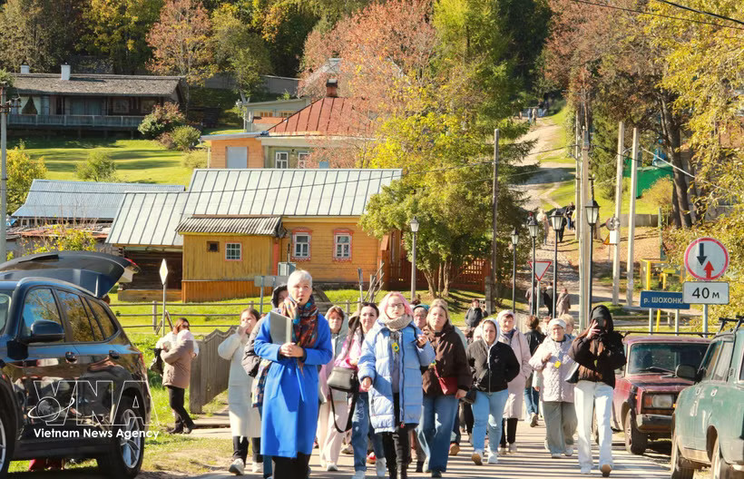 Tourists enjoy Russia’s golden autumn. (Photo: VNA)