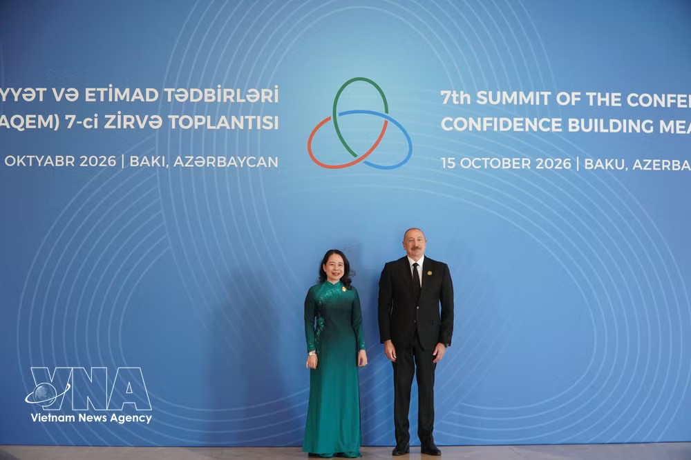 Azerbaijani President Ilham Aliyev (right) welcomes Vice President Vo Thi Anh Xuan at the summit. (Photo: VNA) vnanet-seventh-cica-summit-2.jpg