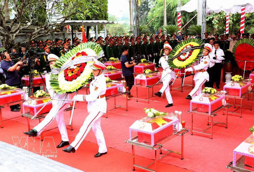 A memorial service and burial ceremony for the remains of 93 martyrs who fell in the fight to defend the northern border, held at Vi Xuyen National Martyrs’ Cemetery in Tuyen Quang province on October 15 (Photo: VNA)