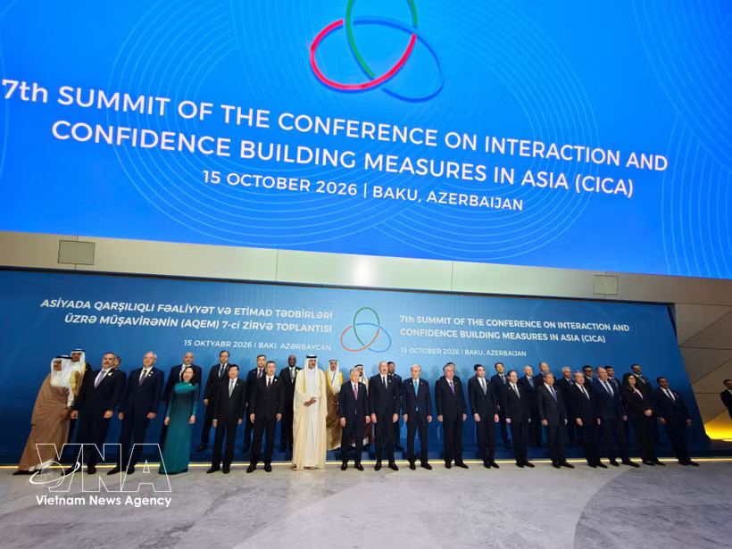 Heads of delegations pose for a group photo at the seventh Summit of the Conference on Interaction and Confidence Building Measures in Asia (CICA) in Baku, Azerbaijan. (Photo: VNA)