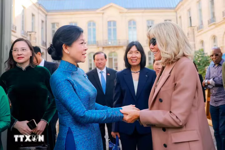 Bà Ngô Phương Ly, Phu nhân Tổng Bí thư, Chủ tịch nước Tô Lâm và bà Brigitte Macron, Phu nhân Tổng thống Pháp, tham quan Trường Mỹ thuật quốc gia Pháp