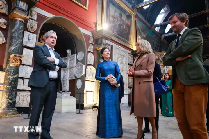 Bà Ngô Phương Ly, Phu nhân Tổng Bí thư, Chủ tịch nước Tô Lâm và bà Brigitte Macron, Phu nhân Tổng thống Pháp, tham quan Trường Mỹ thuật quốc gia Pháp tại Paris