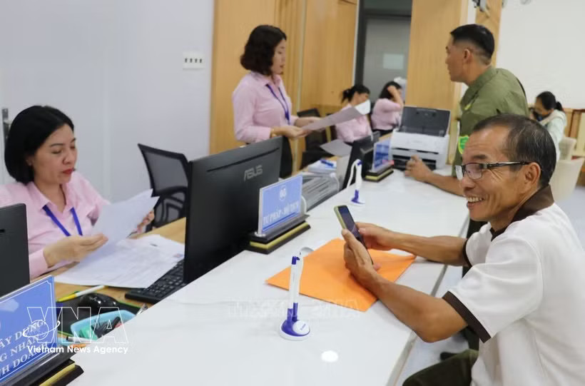 Civil servants at the Dong Xoai ward Public Administration Service Centre handle administrative procedures for local residents. (Photo: VNA)