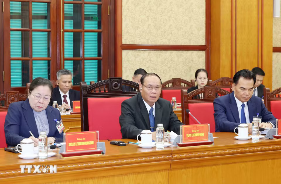 Thường trực Ban Bí thư Trung ương Đảng Nhân dân Cách mạng Lào Vilay Lakhamphong phát biểu tại hội đàm