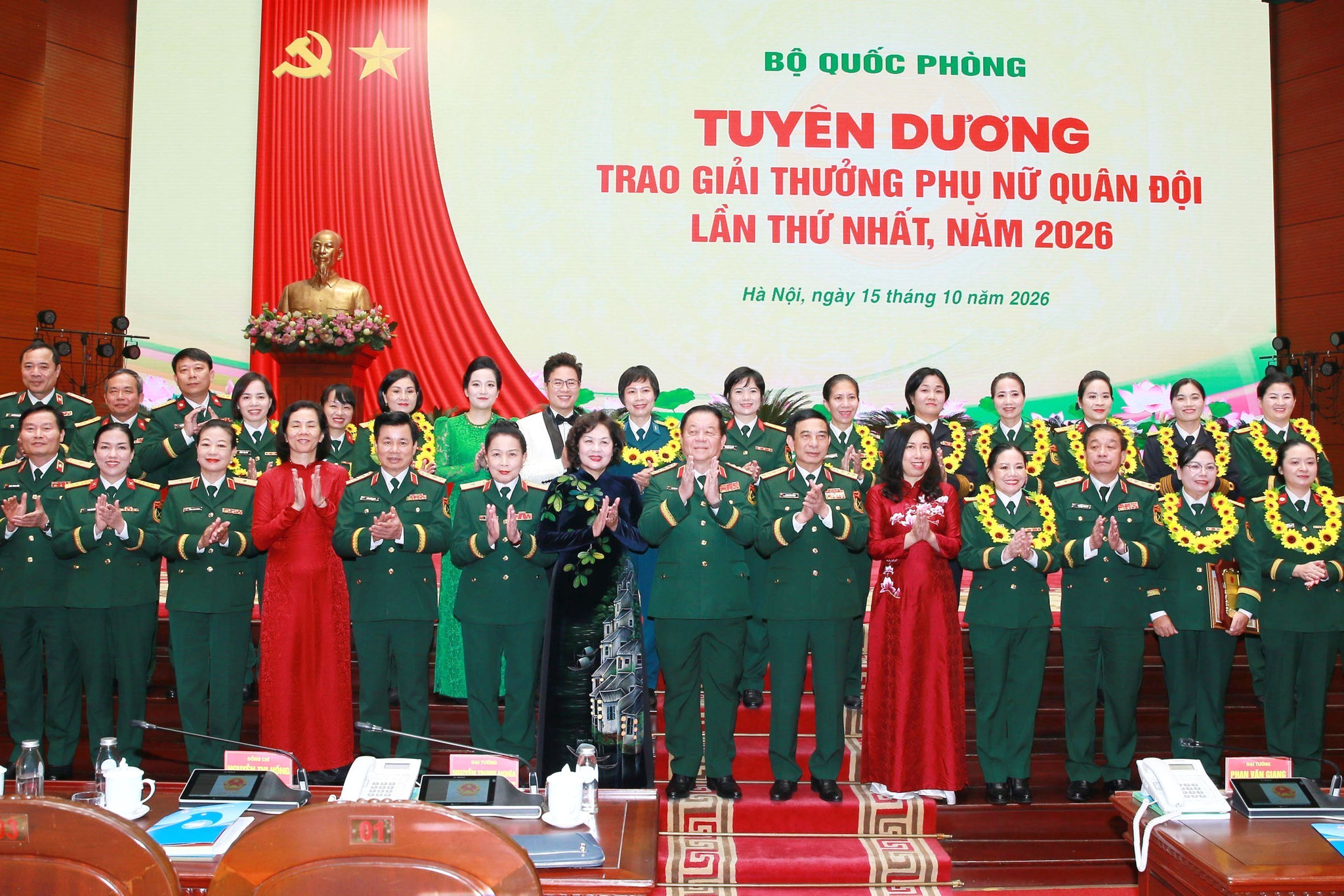 Phó Thủ tướng Chính phủ, Bộ trưởng Bộ Quốc phòng, Đại tướng Phan Văn Giang; Chủ nhiệm Tổng cục Chính trị QĐND Việt Nam, Đại tướng Nguyễn Trọng Nghĩa; Phó Chủ tịch Quốc hội Nguyễn Thị Hồng và các đại biểu tham dự chương trình