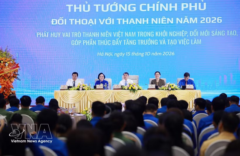 Prime Minister Le Minh Hung and leaders of ministries and sectors at the dialogue with youngsters in Hanoi on October 15, 2026 (Photo: VNA)