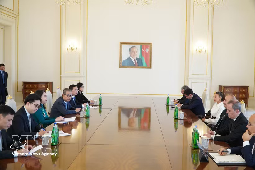 Vietnamese Vice President Vo Thi Anh Xuan holds talks with Azerbaijani President Ilham Aliyev and First Vice President Mehriban Aliyeva in Baku on October 14. (Photo: VNA)