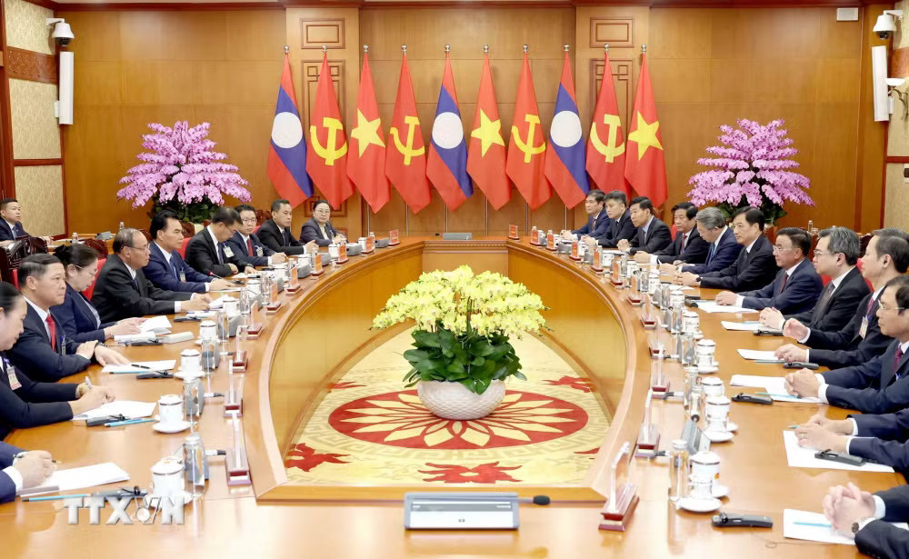 Thường trực Ban Bí thư Trần Cẩm Tú hội đàm với Thường trực Ban Bí thư Trung ương Đảng Nhân dân Cách mạng Lào Vilay Lakhamphong