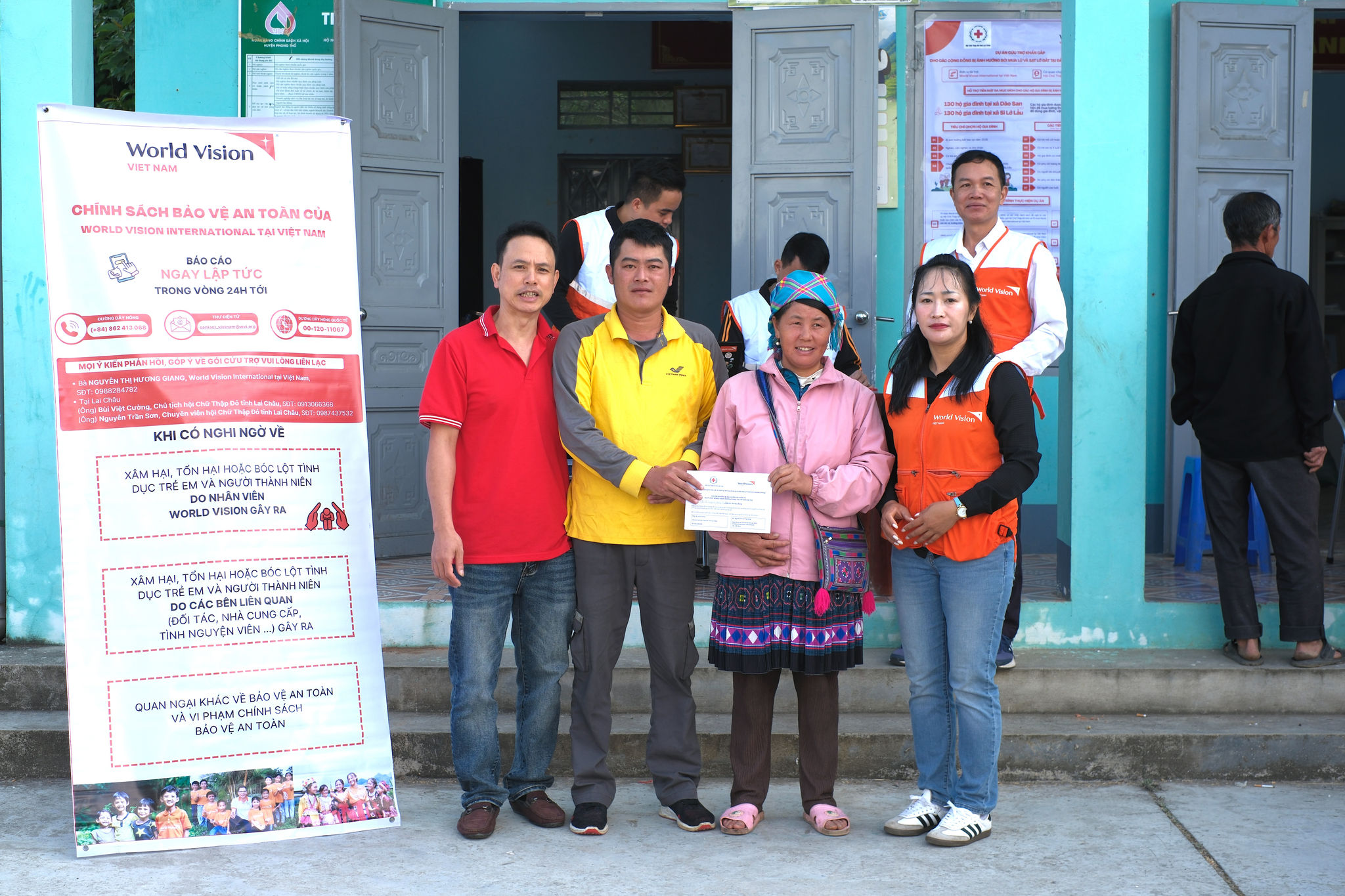 WV va Hoi CTD tinh Lai Chau phat tien cuu tro toi cong dong 2