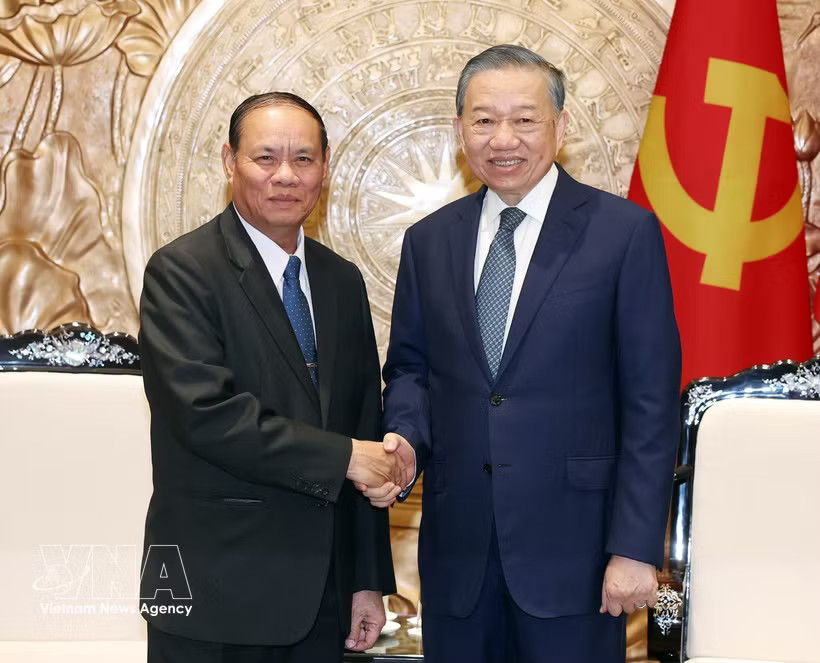 General Secretary of the Communist Party of Vietnam (CPV) Central Committee and President To Lam (R) receives Vilay Lakhamphong, Politburo Member and Standing Member of the Secretariat of the Lao People’s Revolutionary Party (LPRP) Central Committee in Hanoi on October 15. (Photo: VNA)