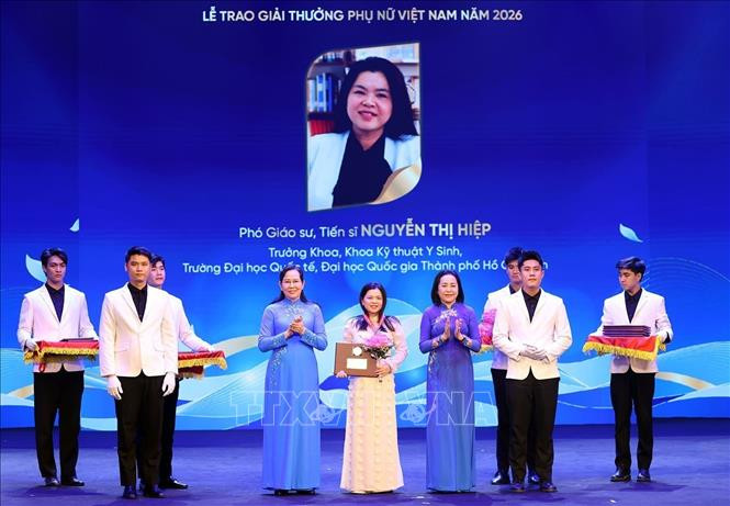 Phó Chủ tịch Quốc hội Nguyễn Thị Thanh và Chủ tịch Hội Liên hiệp Phụ nữ Việt Nam Lê Thị Thủy trao Giải thưởng Phụ nữ Việt Nam năm 2026 cho các cá nhân