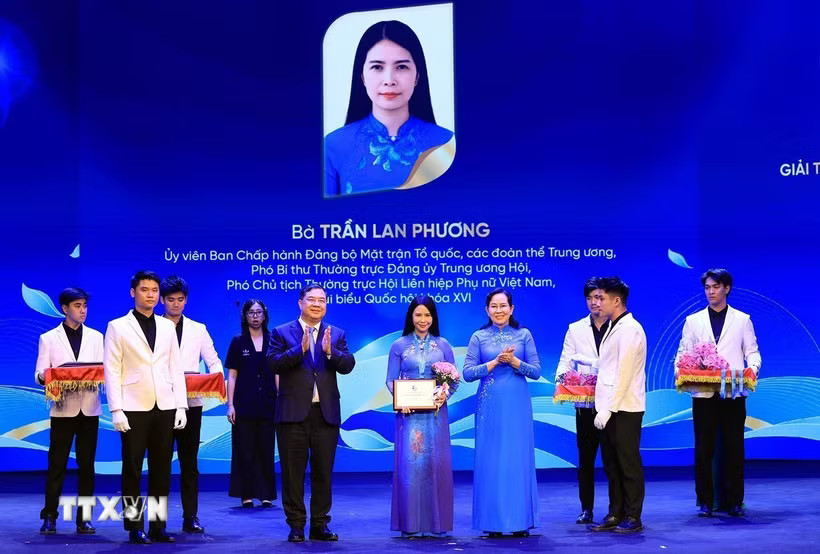 Phó Thủ tướng Thường trực Chính phủ Phạm Gia Túc và Chủ tịch Hội Liên hiệp Phụ nữ Việt Nam Lê Thị Thủy trao Giải thưởng Nguyễn Thị Định lần thứ hai cho các cá nhân